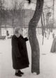 Susidomėjusi įdomia medžio kamieno forma, 1961 m.
