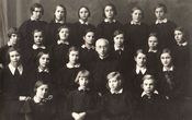 Panevėžio valstybinės mergaičių gimnazijos gimnazistės su kapelionu Jurgiu Žitkevičiumi