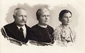 Pedagogas Adomas Sulikas su žmona ir seserimi