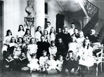 Sofija Tiškevičienė su anūkais Palangos rūmų vestibiulyje