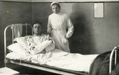 Medicinos sesutė prie lovos su ligoniu Kretingoje
