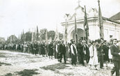 Procesija su kuopų vėliavomis aplink bažnyčią Marijampolėje. 1932 m.