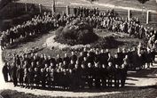 Panevėžio 4-osios pradžios mokyklos moksleiviai mokyklos kieme. 1936 m.