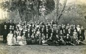 Biržų evangelikų reformatų jaunimo draugijos „Radvila“ nariai su styginių instrumentų orkestrėliu