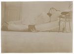 Fotografija „Sulūžusioje lovoje gulintis vyras“