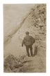 Fotografija „Vyras, besileidžiantis nuo kalno link jūros kranto“