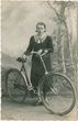 Merginos su dviračiu portretas