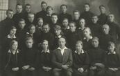 Biržų gimnazijos VII a klasės mokiniai su su auklėtoju Vytautu Didžiuliu