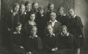 Biržų gimnazijos VII a klasės mergaitės su mokytoja Jadvyga Surviliene ir auklėtoju Vytautu Didžiuliu