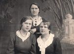 Trijų nežinomų merginų portretas