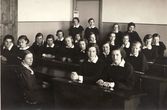 Panevėžio mergaičių gimnazijos VIII b klasės moksleivės su auklėtoja Ona Maksimaitiene