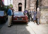 Automobilis su Vinco Krėvės ir jo žmonos Marijos Onos palaikais urnose prie Šv. Andriejaus bažnyčios Filadelfijoje prieš išvykstant į oro uostą