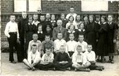 Biržų „Aušros“ pradžios mokyklos šešto skyriaus mokiniai su mokytoju Alfredu Šliku