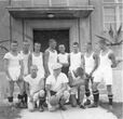 Biržų gimnazijos futbolo komanda prie gimnazijos paradinių durų
