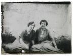 Dviejų nežinomų moterų sėdinčių ant žolės portretas
