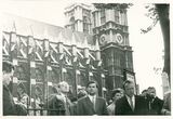 Nuotrauka. Aleksandras Gudaitis-Guzevičius su sovietų turistų grupe prie Vestminsterio vienuolyno