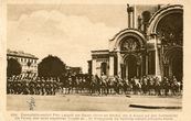 Generalfeldmarschall Prinz Leopold von Bayern nimmt am Montag, den 9. August auf dem Sachsenplatz die parade über seine siegreicher Truppen ab. Im Hintergrunde die berühmte russisch-orthodoxe Kirche