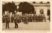 Exz. von Scheffer-Boyadel, der Ortskommandant von Warschau erwartet Generalfeldmarschall Prinz Leopold von Bayern auf dem Platze vor dem Warschau-Wiener Bahnhofe