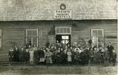 Pagirių (Ukmergės apskr.) pradžios mokyklos mokiniai su mokytoja prie mokyklos pastato. 1924 metai
