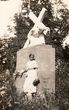 Nežinoma mergina prie antkapinio paminklo senosiose Panevėžio kapinėse