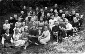 „Aušros“ pradinės mokyklos penktos klasės mokiniai su mokytoju Alfredu Šliku piliakalnyje