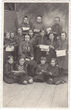 Fotoatvirukas. Grupinė nuotrauka. Skirsnemunės jaunesniųjų skautų – „vilkiukų“ ir „paukštyčių“ – draugovės nariai su savo vadove (kairėje) fotoateljė patalpoje. 1938.IV.30.