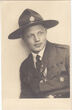 Fotoatvirukas. Portretinė nuotrauka. Iki pusės. Latvijos skauto portretas su pilna uniforma (skrybėle ir munduru) fotoateljė patalpoje.