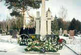 Antkapinė trijų kryžių kompozicija Radviliškio kapinėse palaidotų 1944–1954 m. žuvusių partizanų atminimui