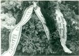 Laidotuvių vainikai ant Tautvydo tėvūnijos partizanų palaikų perlaidojimo vietos Joniškio miesto kapinėse
