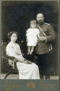 Nežinomo Rusijos karininko su dukrele ir žmona portretas