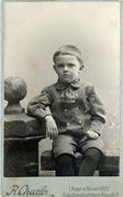 Sėdinčio berniuko portretas
