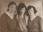 Rašytoja Liūnė (Liucija) Janušytė su seserimis Felicija ir Marija