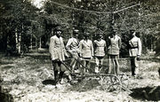 Kretingos miškų urėdas Marijonas Daujotas su miškininkais Darbėnų girininkijoje