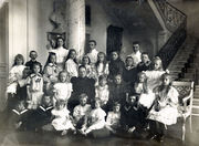 Sofija Tiškevičienė su anūkais Palangos rūmų vestibiulyje