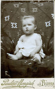 Kūdikio, sėdinčio fotelyje, portretas