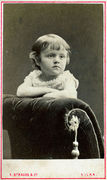 Kūdikio, stovinčio ant fotelio, portretas