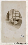 Jaunos moters, pusiau gulomis sėdinčios šezlonge, portretas