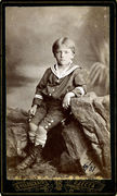 Berniuko jūreiviško stiliaus rūbais portretas