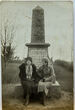 Prie Gedimino paminklo sėdi dvi moterys, 1935 m., (nuotrauka)