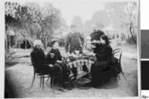 Hiksų šeima Verkių parke. Iš kairės sėdi Janas ir Marija Magdalena Hiksos, stovi sūnūs Johanas ir Františekas, sėdi jo žmona Kazimiera Gricevičiūtė