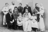 Broliai Johanas ir Františekas Hiksos su savo šeimomis ir draugais. Sėdi Johanas, jo duktė Marija, žmona Liudvika Gricevičiūtė ir duktė Janina, stovi iš dešinės Kazimiera Gricevičiūtė  su sūnumi Pranuku ir jos vyras Františekas Hiksa