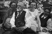 Johanas Hiksa su dukterimis ir žentu. Iš kairės: Marija Hiksaitė-Grigiškienė, Johanas Hiksa, Janina Hiksaitė Butkevičienė ir jos vyras Filypas Butkevičius