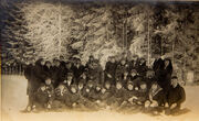 Didelė grupė žmonių Seredžiuje, 1951 m. St.Kamarauskaitė Krivickienė (nuotrauka)