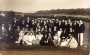 Daug pasipuošusių vyrų ir moterų, Seredžius, 1936 m. (nuotrauka)
