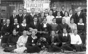Lietuvos evangelikų  krikščionių draugijos 25-ių metų sukaktuvių dalyviai prie savo maldos namų Biržuose