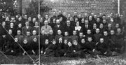 Nemunėlio Radviliškio progimnazijos mokiniai prie evangelikų reformatų bažnyčios