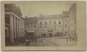 Pilies ir Šv. Jono gatvių sankirta. Dešinėje - buvę Radvilų rūmai (Kardinalija), kur 1850 m. įsikūrė Vilniaus centrinis paštas ir telegrafas