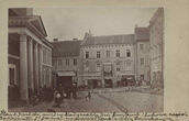 Pilies ir Šv. Jono gatvių sankirta. Dešinėje - buvę Radvilų rūmai (Kardinalija), kur 1850 m. įsikūrė Vilniaus centrinis paštas ir telegrafas