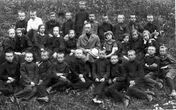 Biržų gimnazijos II b klasės mokiniai su kunigu
