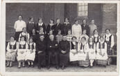 Fotoatvirukas. Grupinė nuotrauka. Kelmės tretininkai prie neogotikinės miesto Švenčiausios Mergelės Marijos Ėmimo į dangų bažnyčios (1901–1908 m.). Kelmė, 1930 m.